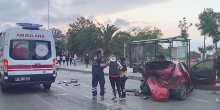 Kadıköy’de spor yapmak için duran şoförün arabasına çarptı: 2 yaralı