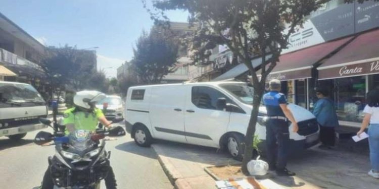 Kaldırıma park eden 9 araca ceza