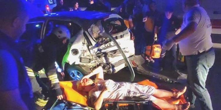 Kamyon, kırmızı ışıkta bekleyen arabaya çarptı: Birebir aileden 4 yaralı