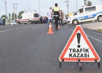 Kamyonla hafif ticari araç çarpıştı: 5 kişi yaralandı!