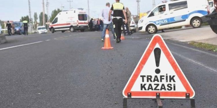 Kamyonla hafif ticari araç çarpıştı: 5 kişi yaralandı!