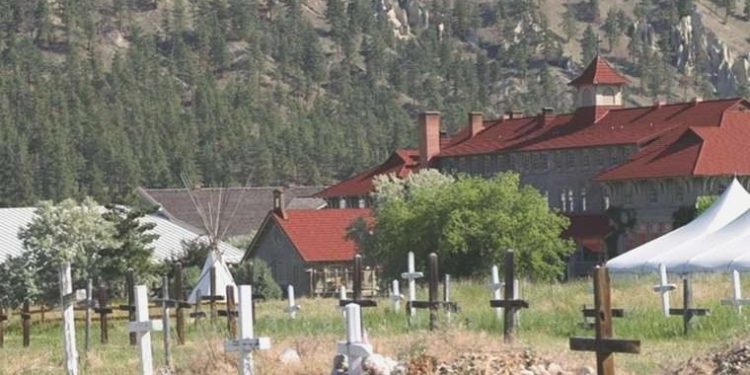 Kanada’daki bir yatılı kilise okulunun alanında 88 kayıtsız mezar bulundu