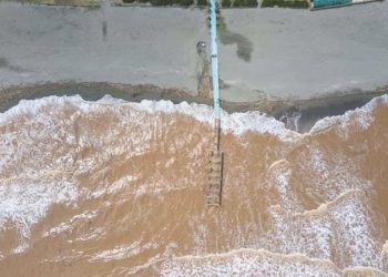 Karadeniz’e çamur aktı! Zonguldak ve Sakarya’da denizin rengi kahverengiye döndü