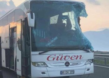 Karşı şeride geçen TIR otobüsle baş başa çarpıştı: 2 meyyit, 6’sı ağır 20 yaralı