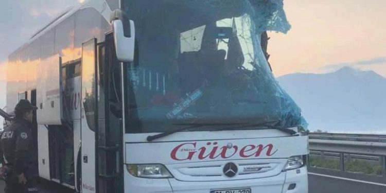 Karşı şeride geçen TIR otobüsle baş başa çarpıştı: 2 meyyit, 6’sı ağır 20 yaralı