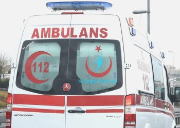 Kavşakta arabayla çarpışan motosiklet şoförü vefattan döndü