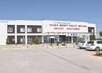 Kavşakta çarpışan iki araba hurdaya döndü: 1 meyyit, 2 yaralı!