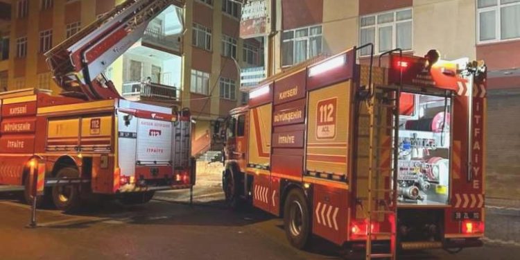 Kayseri’de 3 katlı binada yangın paniği: 1 saatte söndürüldü