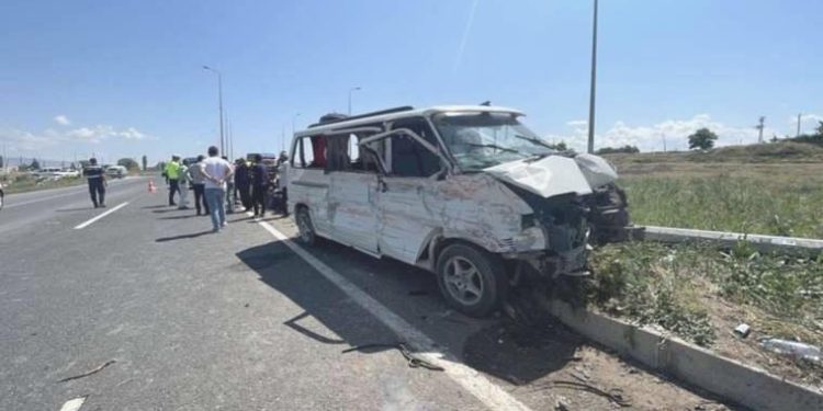 Kayseri’de minibüs ile kamyon çarpıştı: 1 meyyit, çok sayıda yaralı!
