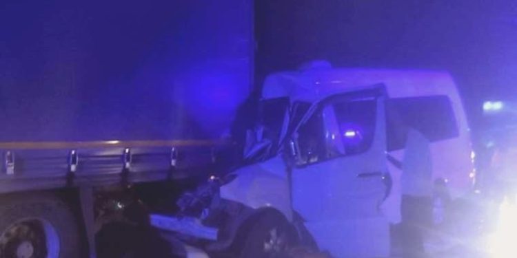 Kırkpınar güreşçilerini taşıyan minibüs tıra çarptı: 9 yaralı