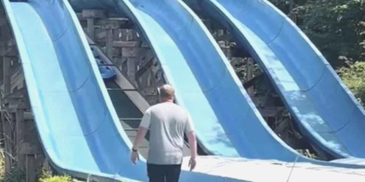 Kızı sıkışan baba, su kaydırağına tırmandı