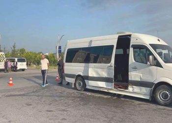 Kocaeli’de emekçi servisleri çarpıştı: 4 kişi yaralandı!