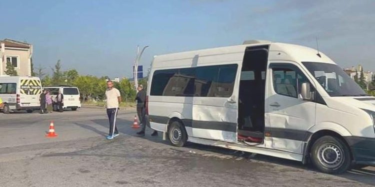 Kocaeli’de emekçi servisleri çarpıştı: 4 kişi yaralandı!