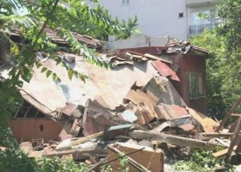 Kocaeli’nde metruk konut çöktü: 2 kişi hayatını yitirdi