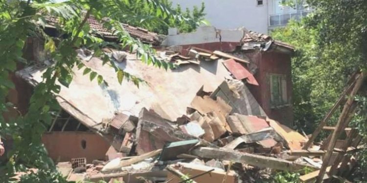 Kocaeli’nde metruk konut çöktü: 2 kişi hayatını yitirdi