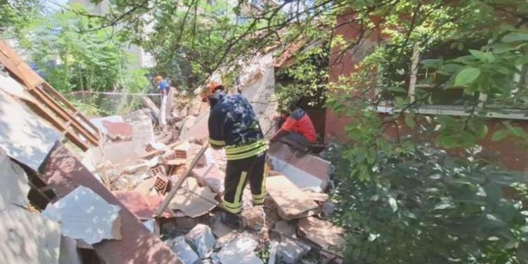 Kocaeli’nde metruk meskende yıkım sırasında sundurma çöktü: 2 meyyit