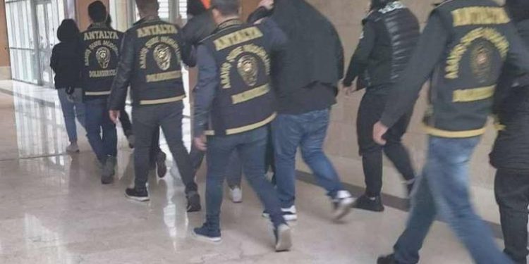 Konteyner konut satma vaadiyle depremzedeleri dolandıran 6 kişi yakalandı