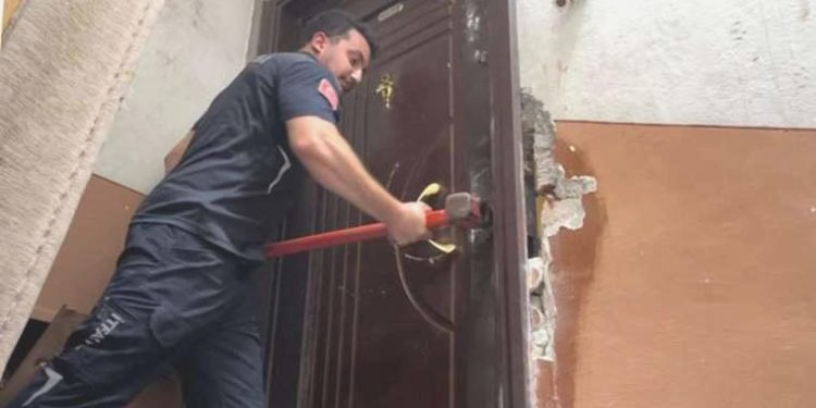 Konut sahibi konuta kitledi: Mahsur kalan aileyi itfaiye kurtardı!