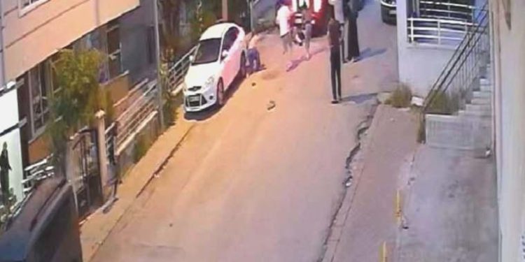 Konutu terk eden eşinin ailesinin üzerine otomobilini sürdü: 2 ölü!