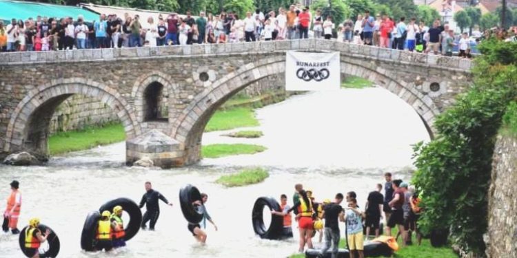 Kosova’da ‘şambrelli’ rafting heyecanı!