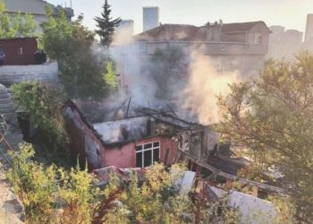 Küçükçekmece’de yangın paniği: Gecekondu alev alev yandı!