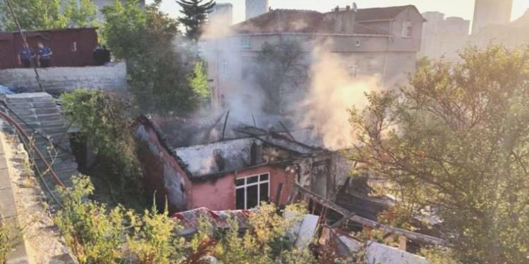 Küçükçekmece’de yangın paniği: Gecekondu alev alev yandı!