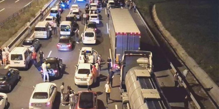 Kuzey Marmara Otoyolu’nda iki araba çarpıştı: 2’si çocuk 5 yaralı!
