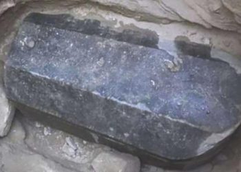 Lanetli olduğu düşünülen 2 bin yıllık kara lahit açıldı