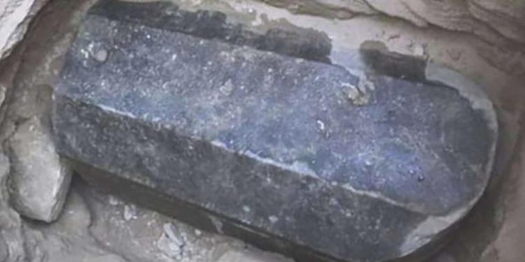 Lanetli olduğu düşünülen 2 bin yıllık kara lahit açıldı