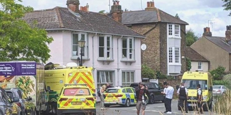 Londra’da bir araç ilkokul binasına daldı: Yaralılar var