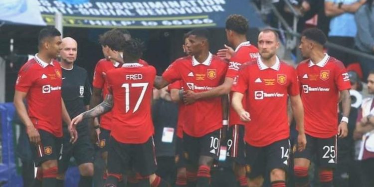 Manchester United 12 futbolcuyla yolları ayırıyor