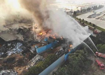 Manisa’daki fabrika yangını 16 saattir devam ediyor