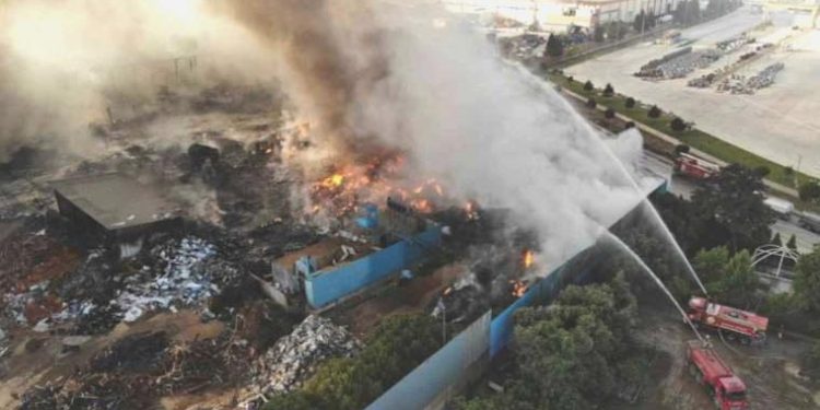 Manisa’daki fabrika yangını 16 saattir devam ediyor