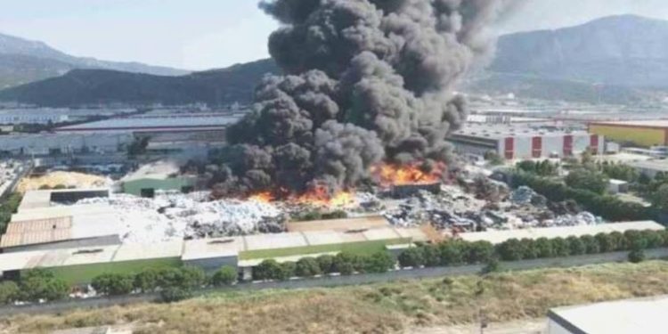 Manisa’daki fabrika yangını 19 saat sonra denetim altına alındı