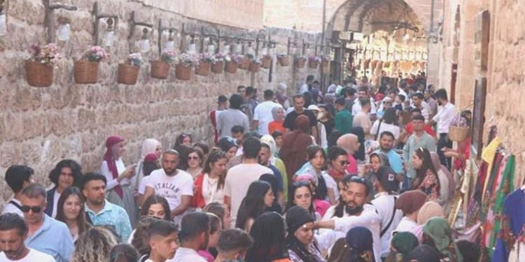 Midyat’ta bayram yoğunluğu… Günde 10 bin kişi ziyaret ediyor!