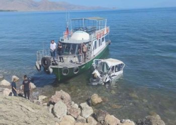 Minibüs Van Gölü’ne uçtu: 11 kişi yaralandı!