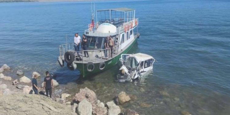 Minibüs Van Gölü’ne uçtu: 11 kişi yaralandı!