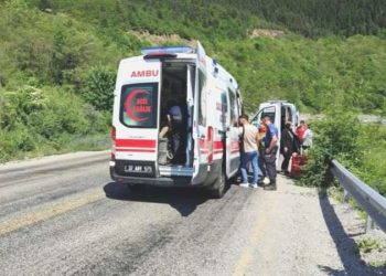 Minibüsle çarpışan araba alev aldı: 7 yaralı