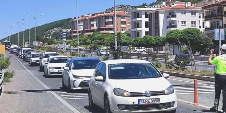 Muğla’da bayram hareketliliği! Kilometrelerce araç kuyruğu oluştu
