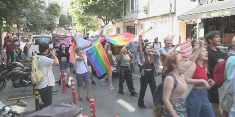 Onur Yürüyüşü’ne polis müdahalesi! Çok sayıda gözaltı var