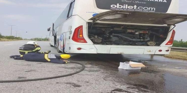 Otobüste çıkan yangın büyümeden söndürüldü