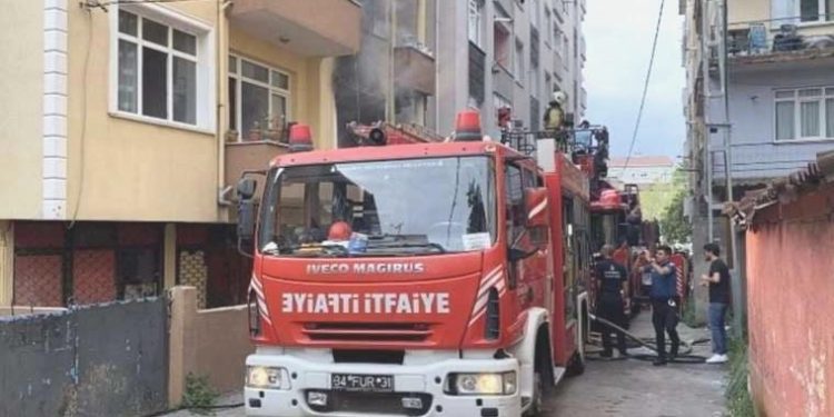 Pendik’te bayram günü korkutan yangın: Mahsur kalanlar kurtarıldı