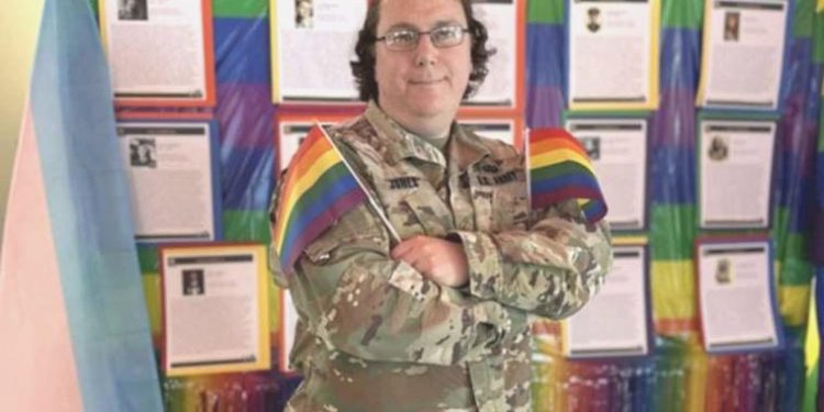 Pentagon, ABD ordusunun trans kumandanını paylaştı