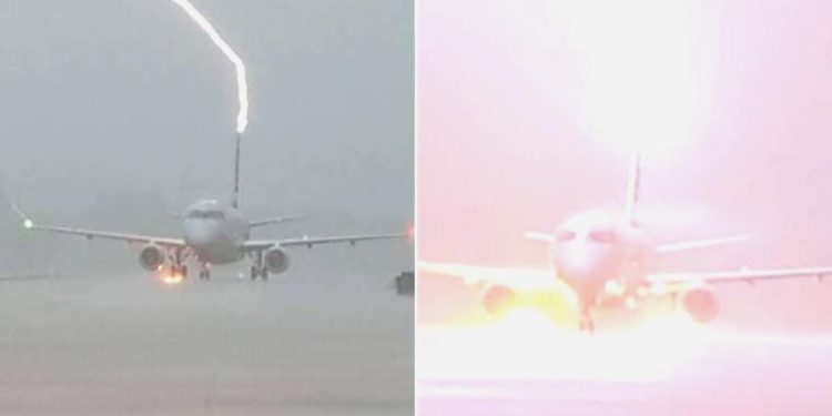 Pistte bekleyen yolcu uçağına yıldırım isabet etti