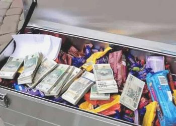 Polonya’da çocuk yuvasının kapısına para ve şeker dolu sandık bırakıldı