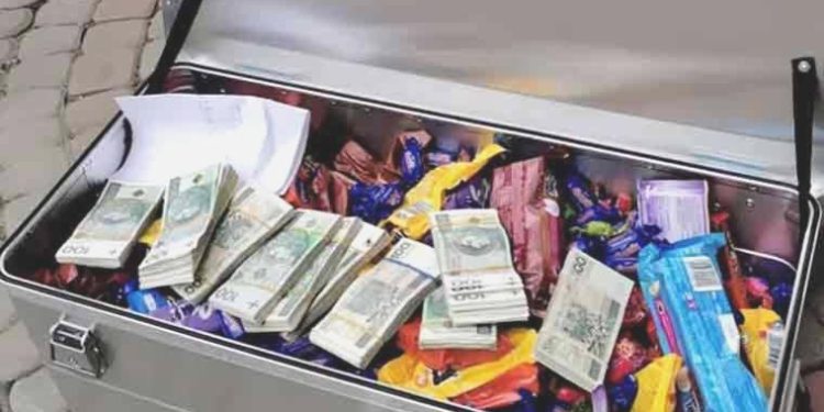 Polonya’da çocuk yuvasının kapısına para ve şeker dolu sandık bırakıldı