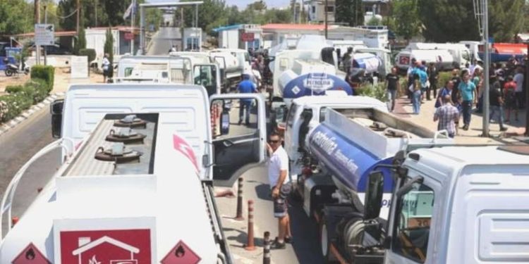 Rum akaryakıt istasyonları KKTC’den yakıt alınmasını protesto etti