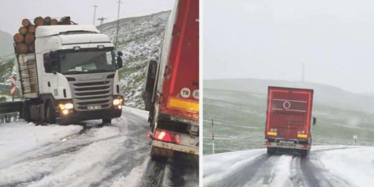Sahara Geçidi’ne kar yağdı, şoförler güç anlar yaşadı