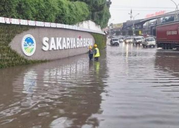 Sakarya’da sağanak tesirli oldu: Sokaklar göle döndü