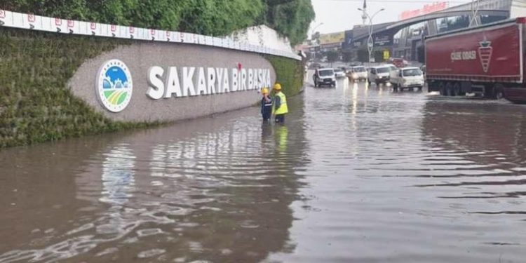 Sakarya’da sağanak tesirli oldu: Sokaklar göle döndü